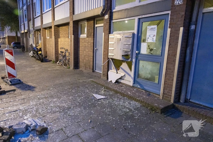 Flinke schade bij explosie bij portiek