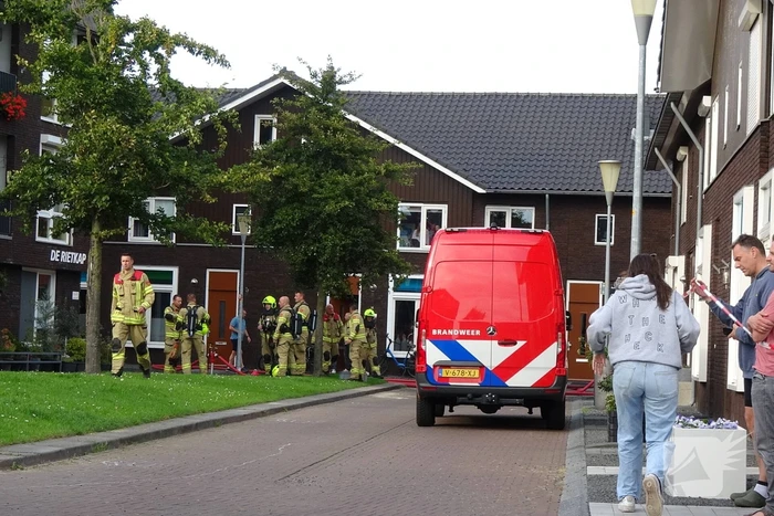Brand op dak van appartementencomplex met rietendak
