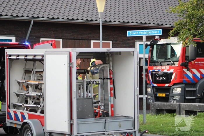 Brand op dak van appartementencomplex met rietendak