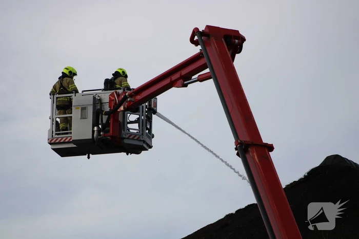 Brand op dak van appartementencomplex met rietendak