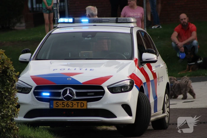 Brand op dak van appartementencomplex met rietendak