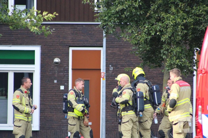 Brand op dak van appartementencomplex met rietendak