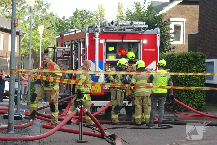 Brand op dak van appartementencomplex met rietendak