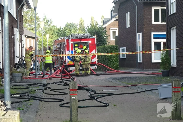 Brand op dak van appartementencomplex met rietendak