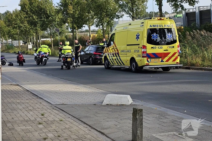 Scooterrijder botst achterop politiemotor