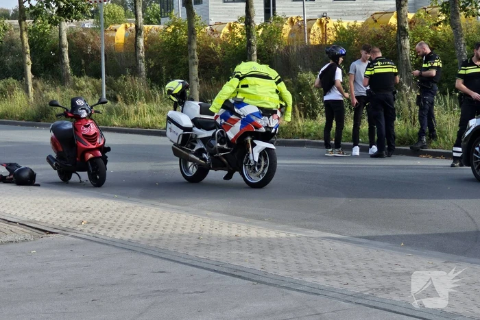 Scooterrijder botst achterop politiemotor
