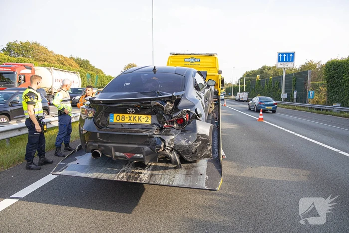 Veel schade bij botsing tussen auto en bestelbus