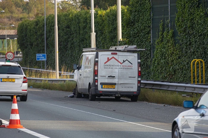 Veel schade bij botsing tussen auto en bestelbus