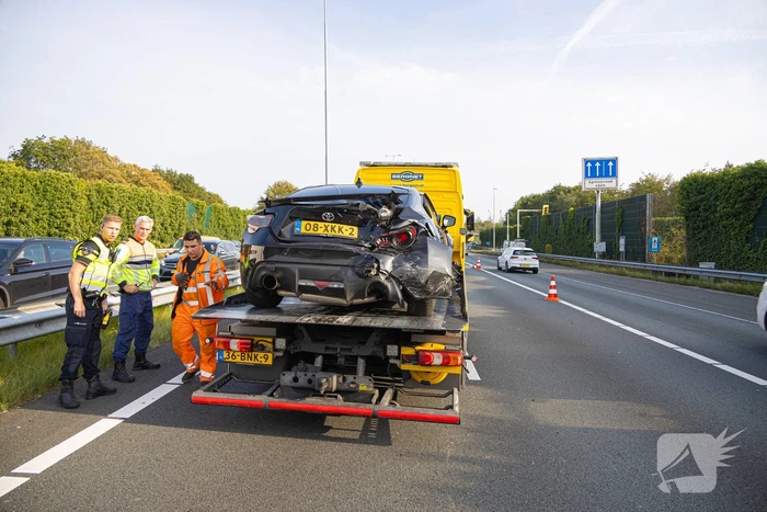 Veel schade bij botsing tussen auto en bestelbus