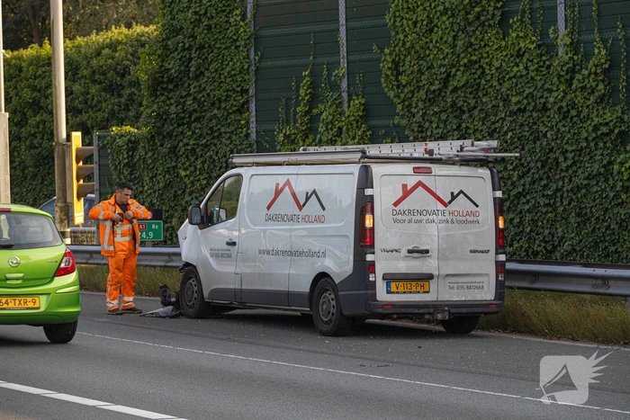 Veel schade bij botsing tussen auto en bestelbus