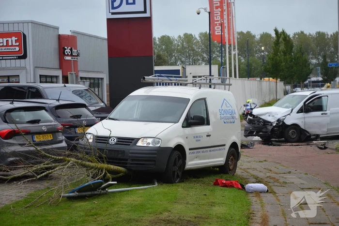 Gewonde bij ongeval tussen twee bestelbussen
