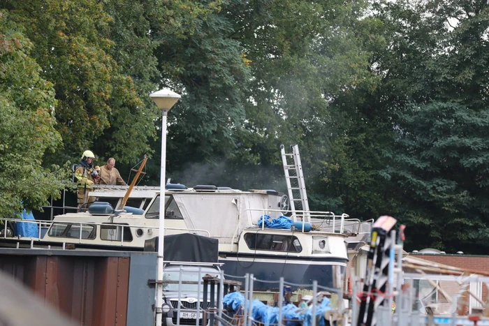 Motorjacht vat vlam tijdens werkzaamheden