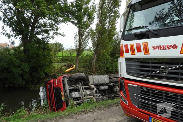 Vrachtwagen geladen met bieten belandt in sloot