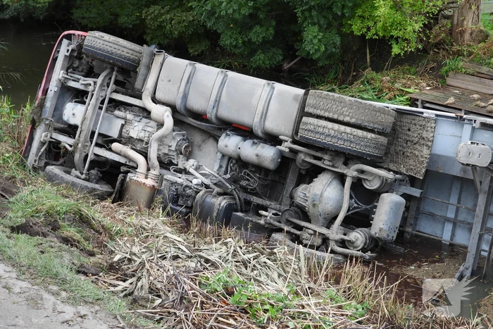 Vrachtwagen geladen met bieten belandt in sloot