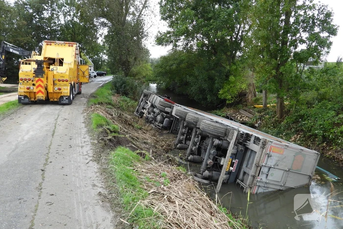 Vrachtwagen geladen met bieten belandt in sloot