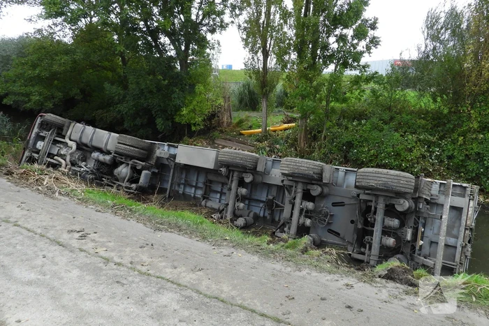 Vrachtwagen geladen met bieten belandt in sloot