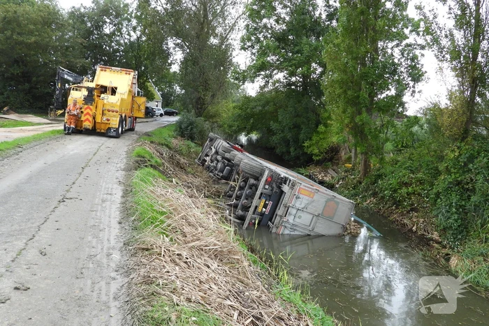 Vrachtwagen geladen met bieten belandt in sloot
