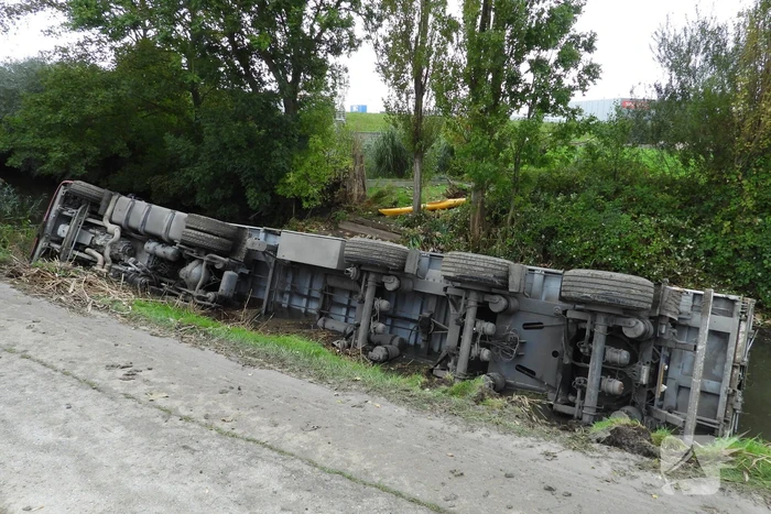Vrachtwagen geladen met bieten belandt in sloot