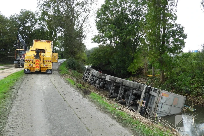 Vrachtwagen geladen met bieten belandt in sloot