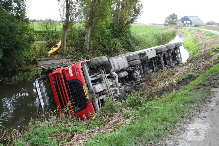 Vrachtwagen geladen met bieten belandt in sloot