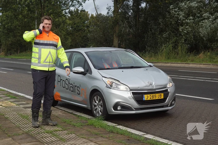 Automobilist botst tegen trailer van vrachtwagen
