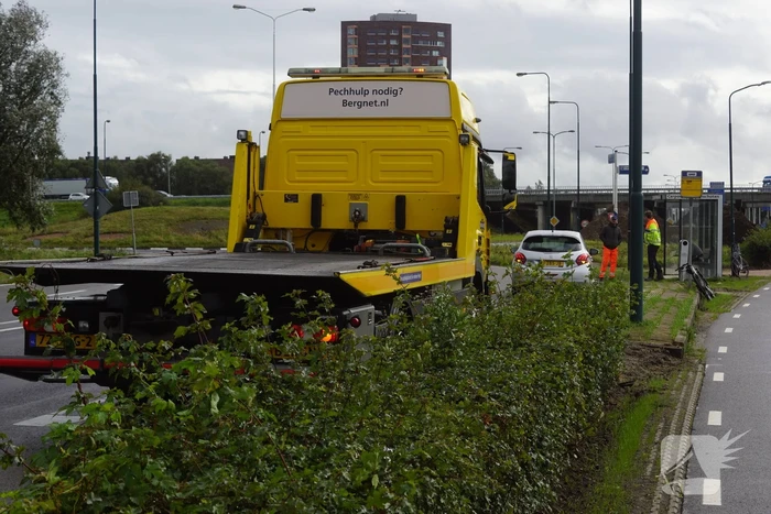 Automobilist botst tegen trailer van vrachtwagen