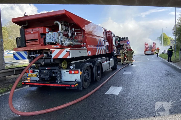 Vrachtwagen uitgebrand op oprit van snelweg