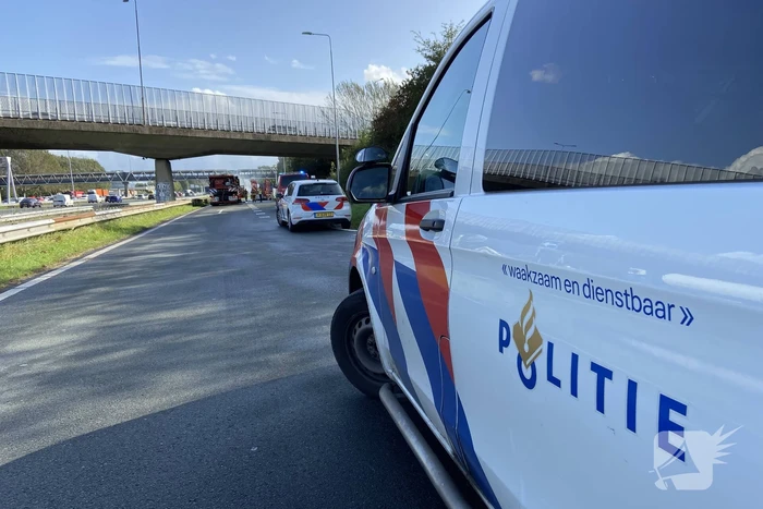 Vrachtwagen uitgebrand op oprit van snelweg