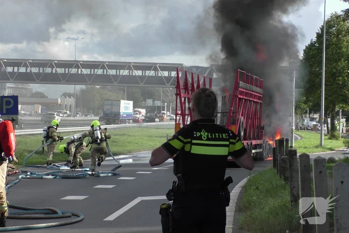 Vrachtwagen uitgebrand op oprit van snelweg