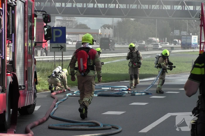 Vrachtwagen uitgebrand op oprit van snelweg