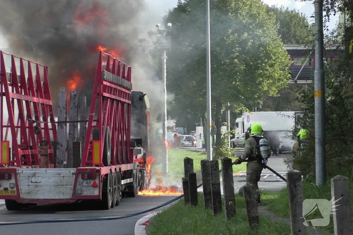 Vrachtwagen uitgebrand op oprit van snelweg