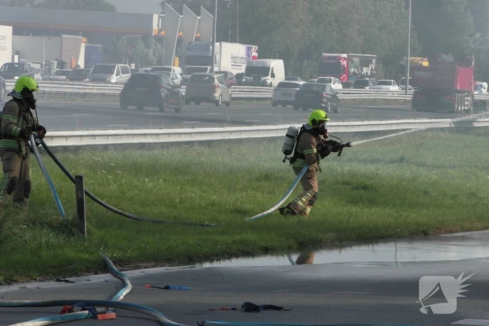 Vrachtwagen uitgebrand op oprit van snelweg