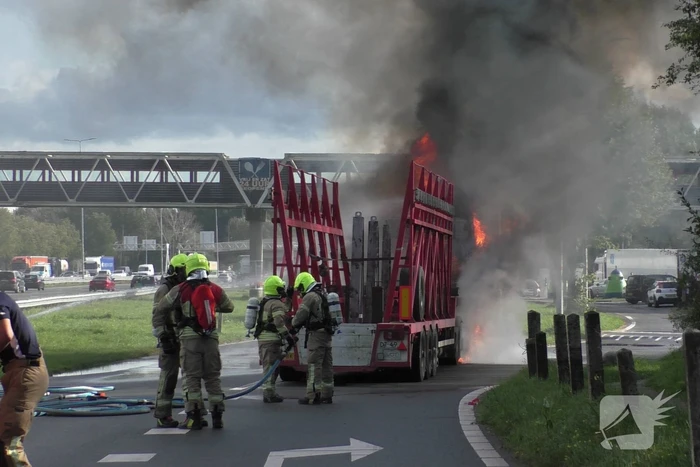 Vrachtwagen uitgebrand op oprit van snelweg