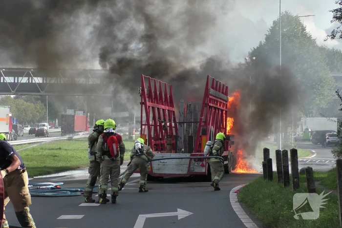 Vrachtwagen uitgebrand op oprit van snelweg