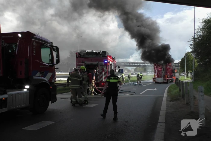 Vrachtwagen uitgebrand op oprit van snelweg