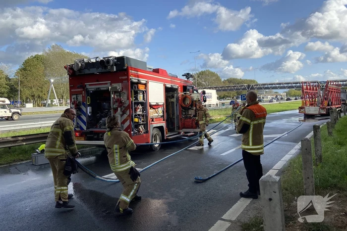 Vrachtwagen uitgebrand op oprit van snelweg