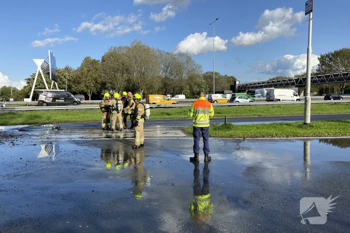 Vrachtwagen uitgebrand op oprit van snelweg