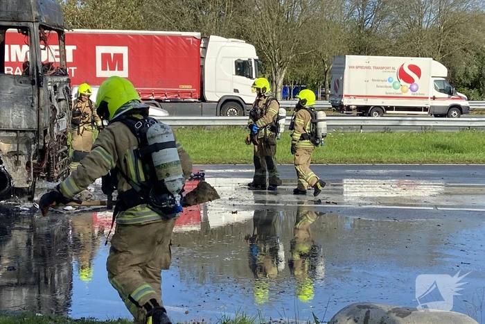 Vrachtwagen uitgebrand op oprit van snelweg