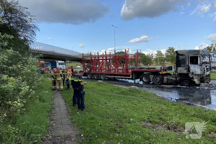 Vrachtwagen uitgebrand op oprit van snelweg