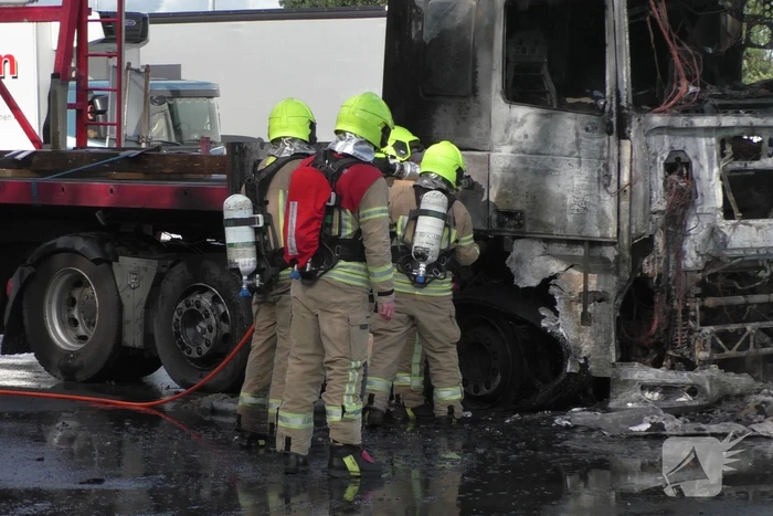 Vrachtwagen uitgebrand op oprit van snelweg