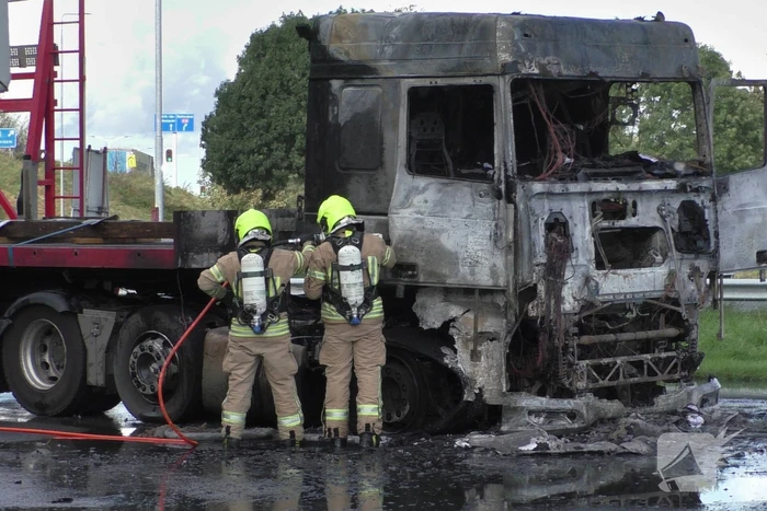 Vrachtwagen uitgebrand op oprit van snelweg