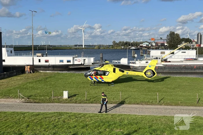 Meerdere personen te water na omslaan vaartuig