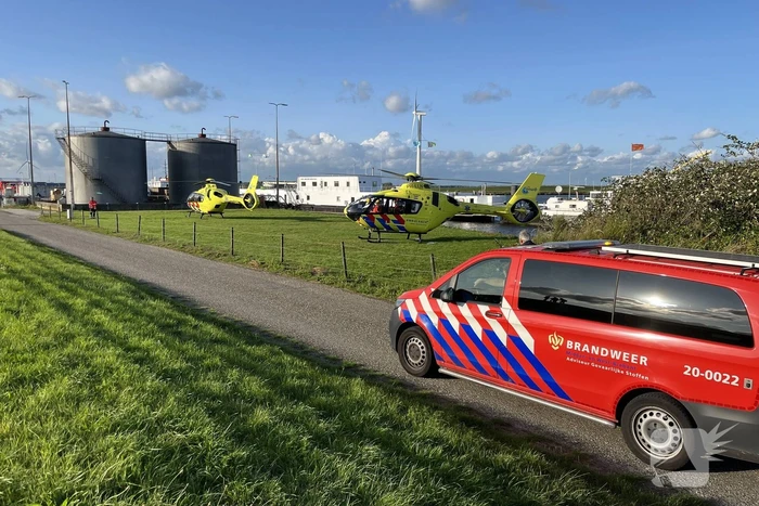 Meerdere personen te water na omslaan vaartuig