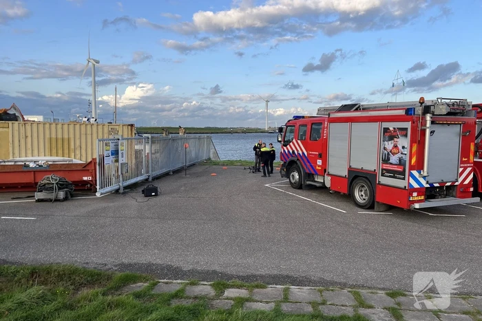 Meerdere personen te water na omslaan vaartuig