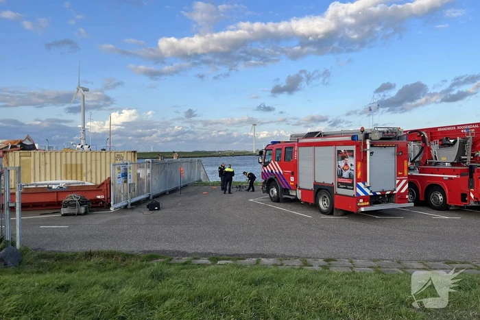 Meerdere personen te water na omslaan vaartuig