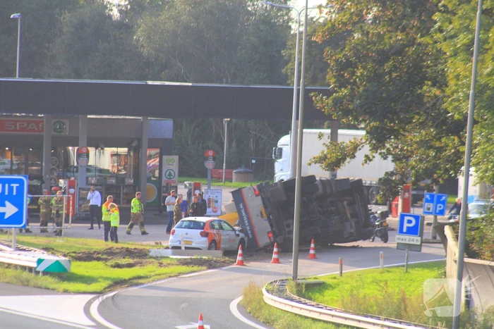 Vrachtwagen belandt op zijkant