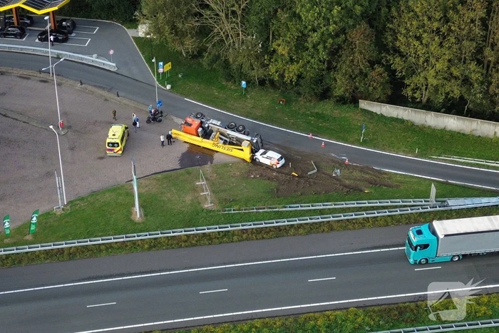 Vrachtwagen belandt op zijkant