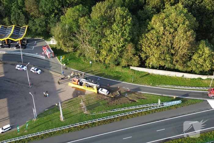 Vrachtwagen belandt op zijkant