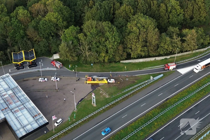 Vrachtwagen belandt op zijkant