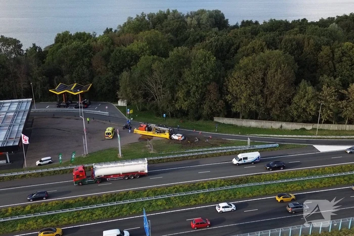 Vrachtwagen belandt op zijkant